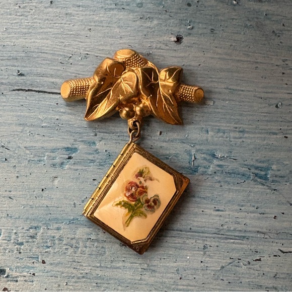 Vintage gold pin with locket for two pictures and flowers on front - Picture 8 of 10